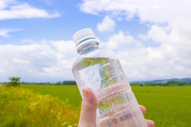 ペットボトルの水